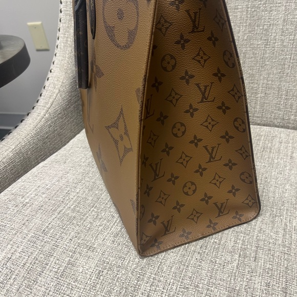 LV On The Go Large in excellent condition. Barely worn. - Picture 10 of 16